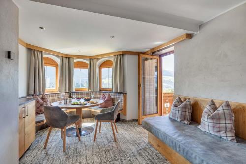 Posezení v ubytování Apparthotel Talhof, Restaurant, Pool und Spa