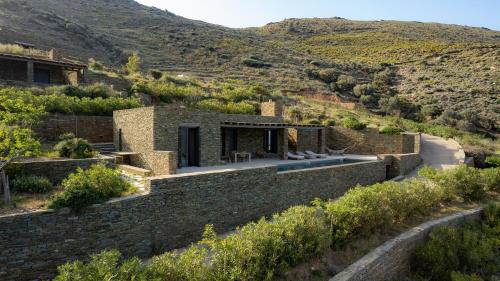 een stenen huis in het midden van een berg bij Onar Andros in Achla