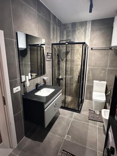 bagno con doccia, lavandino e servizi igienici di Amazon House 8 a Tirana