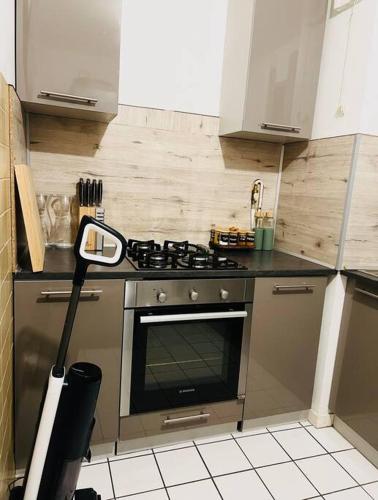 Il comprend une cuisine équipée d'un four et de plaques de cuisson. dans l'établissement Saint-Denis Olympique, à Saint-Denis