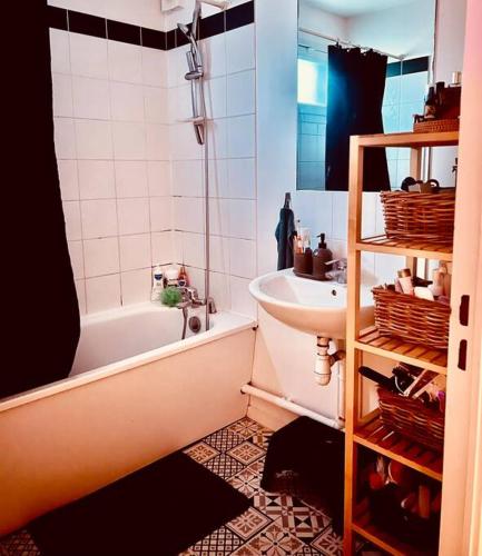 une salle de bain avec un lavabo et une baignoire et un lavabo dans l'établissement Saint-Denis Olympique, à Saint-Denis