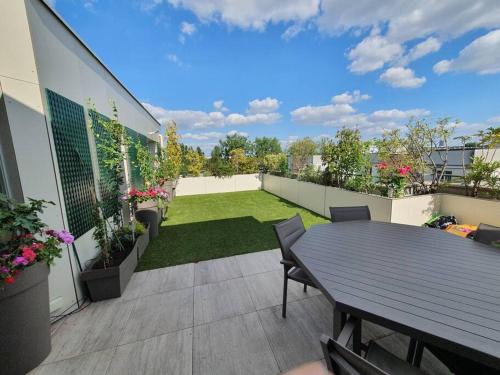 Photo de la galerie de l'établissement Olympia - Penthouse of 120 sqm - 100m from the Stade de France, à Saint-Denis