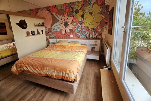 um quarto com uma cama e uma parede floral em Olympia - Penthouse of 120 sqm - 100m from the Stade de France em Saint-Denis