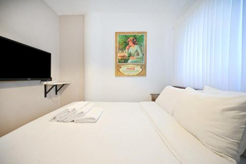 Cool & Fun 2BR in Rotshilde area by HolyGuest