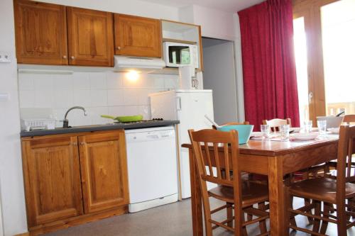 Kuchyň nebo kuchyňský kout v ubytování Résidence Les Chaumettes - APPARTEMENT CHAUMETTES A 200 m DES PISTES MAE-8364