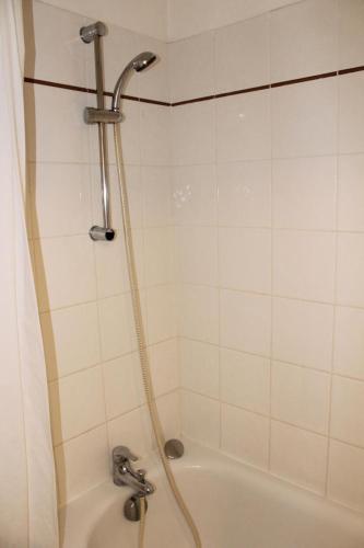 une salle de bain avec douche et baignoire dans l'établissement Résidence Les Chaumettes - APPARTEMENT CHAUMETTES A 200 m DES PISTES MAE-8364, à Saint-Étienne-en-Dévoluy