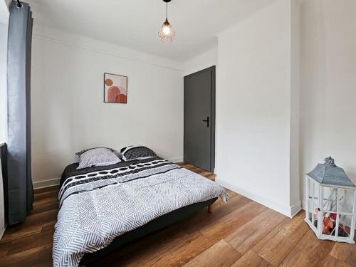 a bedroom with a bed in a white room at Appartement 2 chambres aux pieds des Vosges in Abreschviller
