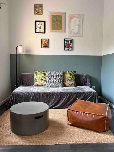 un salon avec un canapé et une table dans l'établissement Le Duplex, à Six-Fours-les-Plages