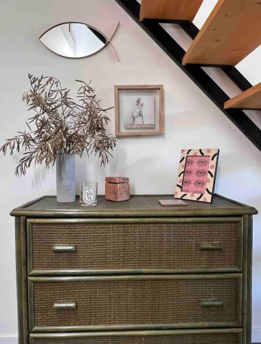 une commode avec une plante au-dessus dans l'établissement Le Duplex, à Six-Fours-les-Plages