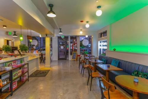 un restaurante con mesas y sillas y una pared verde en Chapter San Francisco en San Francisco