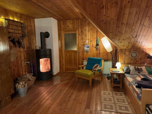 una sala de estar con estufa de leña en una cabaña en Mountain Adventure Base - Vienna Alps, en Graben