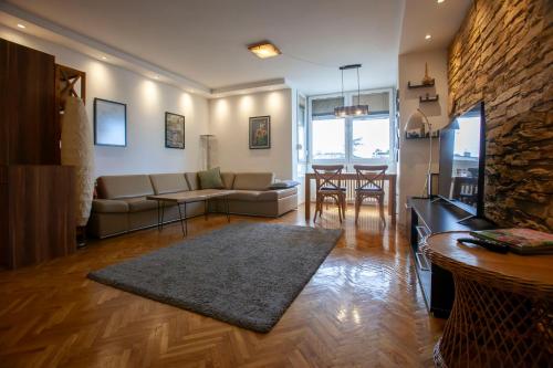 un soggiorno con un divano e un tavolo di City center JAZZ Apartment a Skopje