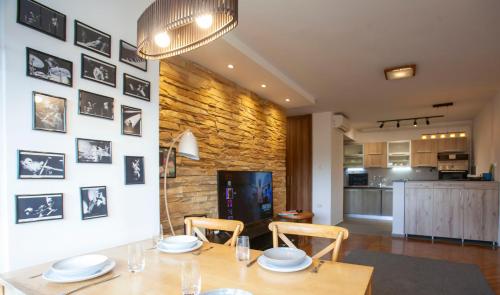 una sala da pranzo con un tavolo e due sedie di City center JAZZ Apartment a Skopje