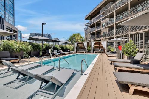 una piscina en la azotea de un edificio en Dancing In The Moonlight in Downtown Nashville by Injoy Nashville, en Nashville