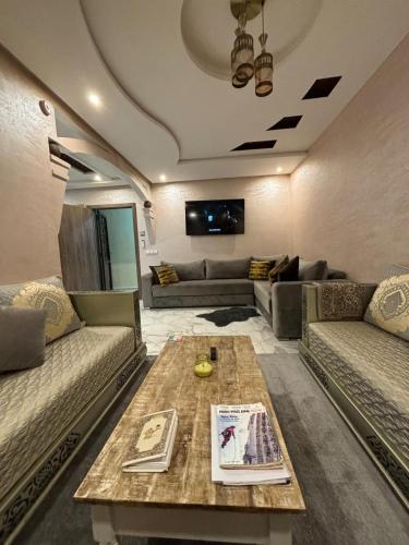 Sala de estar con 2 sofás y mesa de centro en Résidence les Jardin d Anass Aéroport Marrakech, en Marrakech