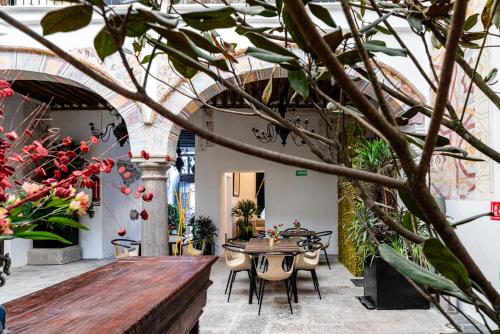 an outdoor patio with a table and chairs at HOTEL BOUTIQUE CASONA 65 in Puebla