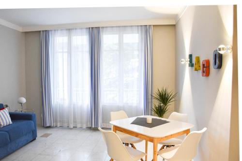 sala de estar con mesa y sofá azul en Apt. 123 - Beautiful apartment on the lake en Porto Ceresio