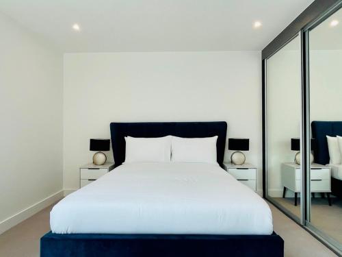 Tempat tidur dalam kamar di Large 2 Bed Apartment London Close to Lewisham Hospital - Perfect for Long Stay