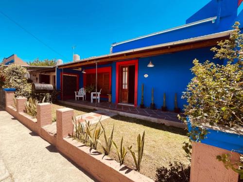 a blue and red house with a red door at Villa Tequila-Casa Frida in Alta Gracia