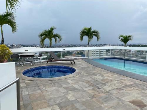 Der Swimmingpool an oder in der Nähe von Manaus hotéis millennium flat