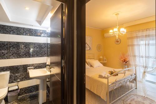 Habitación con baño con cama y lavabo. en Erofili's Apartment Rhodes 10 minutes from beach, en Ialisos