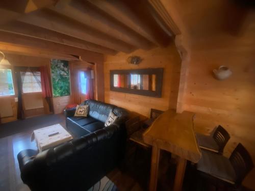 ein Wohnzimmer mit einem Sofa und einem Tisch in der Unterkunft Faakersee - Familyhouse - mit PrivatStrand- Only Sa-Sa in Egg am Faaker See
