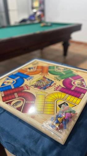 una mesa de madera con una mesa de juegos encima en Finca Rozo, en Palmira