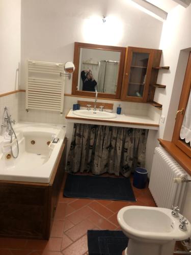 a bathroom with a sink and a tub and a toilet at Casa Borc di Nelle in Attimis