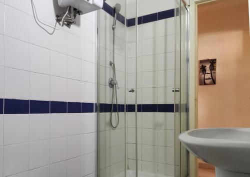W łazience znajduje się prysznic i umywalka. w obiekcie Residence Amanda with pool w mieście Santa Maria
