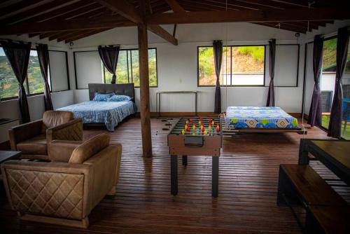 um quarto com uma cama e uma mesa num quarto em Villa Los tres Diamantes em Copacabana