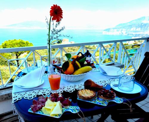 einen Tisch mit Essen und Meerblick in der Unterkunft Gli Occhi Del Mare in Sorrent