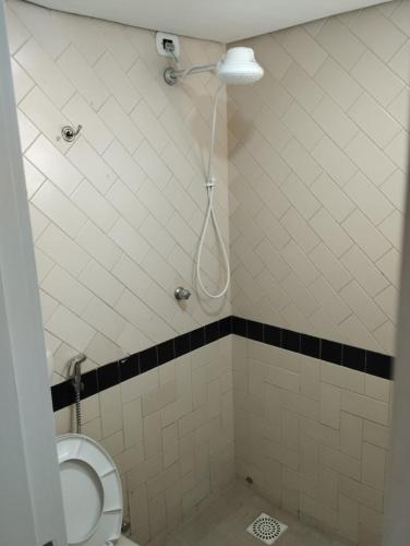 uma casa de banho com um WC e um chuveiro em Só alegria Eldorado Thermas em Caldas Novas