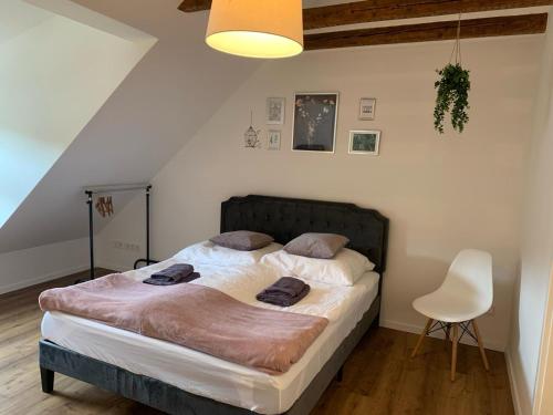 um quarto com uma cama grande num sótão em Luxspace Apartment Hagen em Hagen