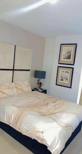 Postel nebo postele na pokoji v ubytování Impeccable 1-Bed Apartment in London