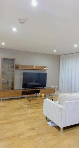- un salon avec un canapé et une télévision dans l'établissement Impeccable 1-Bed Apartment in London, à Londres