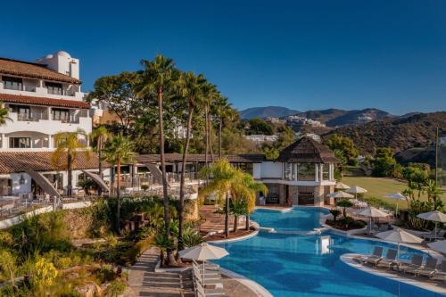 una vista aérea de un complejo con piscina en The Westin La Quinta Golf Resort & Spa, Benahavis, Marbella en Marbella