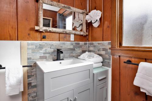 Koupelna v ubytování Sunset Cottage Lakeside Couple's Cabin by Big Bear Vacations