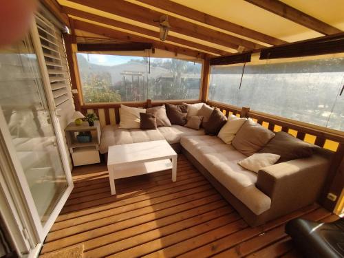 un salon avec un canapé et une table dans l'établissement Mobil home à louer dans camping des cigales le muy 5 étoiles, au Muy