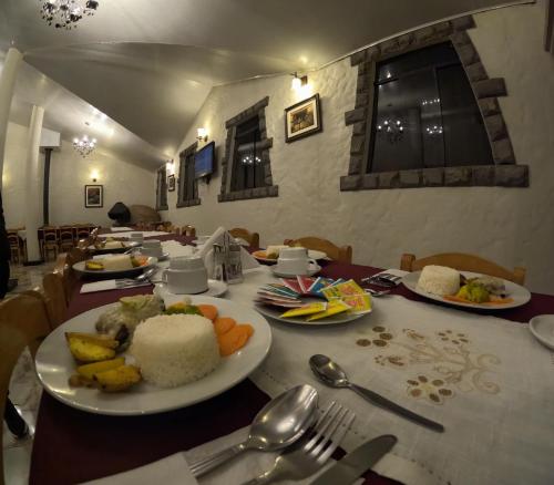 una mesa con platos de comida en la parte superior en TerraMistica Colca, en Coporaque