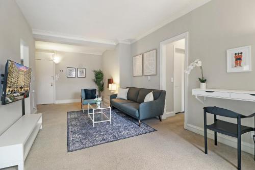 Zona de estar de Elegant 1BR Hyde Park Apartment - Windermere 310
