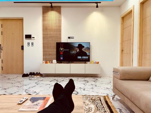 Μια τηλεόραση ή/και κέντρο ψυχαγωγίας στο 2 bedrooms Smart Home 5m drive to the Sea