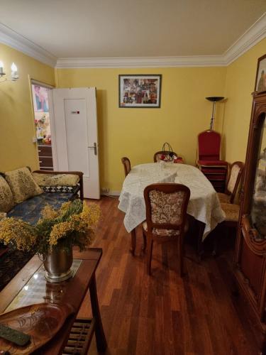 un salon avec une table et un canapé dans l'établissement Ina-Olivia F5 à Massy, à Massy