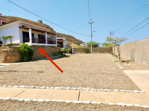 una flecha roja delante de una casa en Casuarinas Del Mar Hospedaje Chalet 3 habitaciones, en Canoas