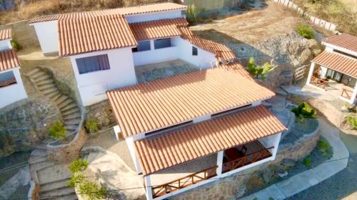 una vista aérea de una casa con techo en Casuarinas Del Mar Hospedaje Chalet 3 habitaciones, en Canoas