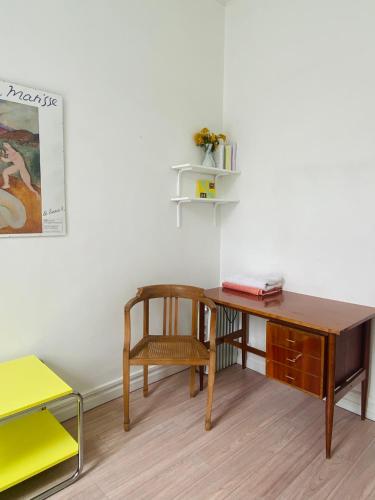 a desk and a chair in a room at Petite chambre sur cour aborée in Marseille