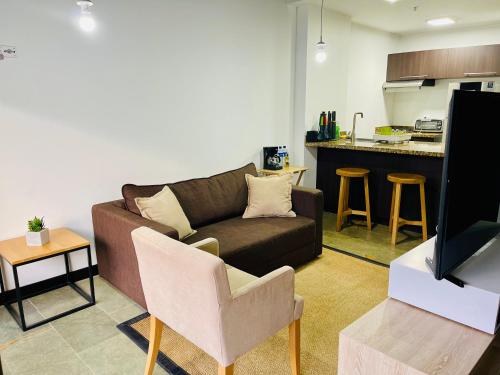 a living room with a couch and a kitchen at Suite hotelera rio verde cerca al aeropuerto in Rionegro
