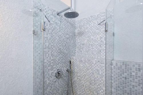 Ett badrum på Blue Quartz by HolyGuest