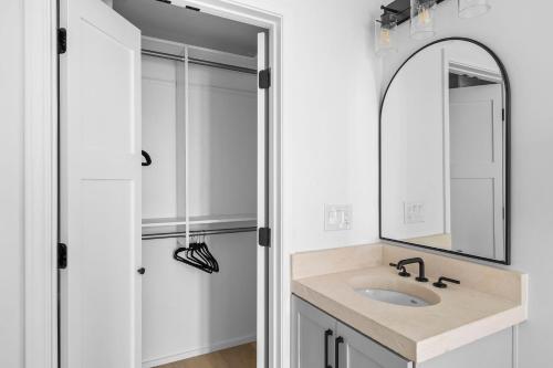 a bathroom with a sink and a mirror at Las Luces in Spicewood