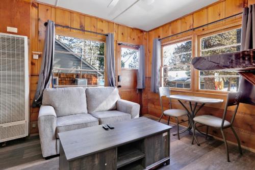 Gallery image of Juniper Lakeside Couples Resort Cabin by Big Bear Vacations in Big Bear Lake