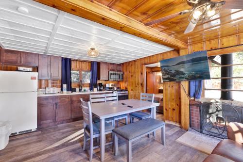 Foto dalla galleria di Lakeview Family Cabin by Big Bear Vacations a Big Bear Lake